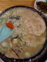 「黒とんこつ（こってり）￥590+替え玉￥100」@火の国 文龍 菊陽バイパス店の写真