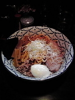 「油そば 大盛（375g） 800円温泉玉子 100円」@兎に角 松戸店の写真