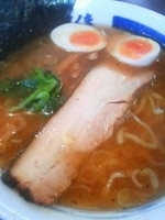 「黒ラーメン（650円）+半熟煮たまご（100円）」@野田醤油ラーメン 麺屋あじくま 柏インター店の写真