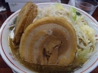 「豚入りラーメン830円「ニンニクアブラ」」@ラーメン 龍郎の写真