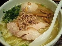「白鶏らーめん（680円）・味玉（100円）」@鶏の穴の写真
