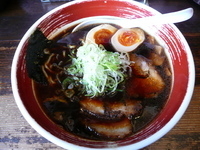 「富山黒醤油ラーメン+煮玉子」@麺家いろは 射水本店の写真