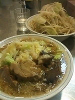 「らーめん+細切れ豚（野菜マシマシ・ニンニク・アブラ・濃いめ+ニン」@らーめん大 池袋店の写真