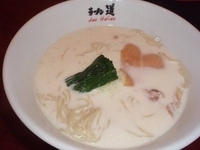 「白いらぁめん（980円）大盛（ラーナビクーポンで無料）+九条ネギ」@黄金の塩らぁ麺 due Italian 市ヶ谷店の写真
