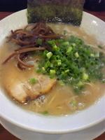 「らーめん（バリカタ）650円+替え玉（ハリガネ、サービス券で無料」@博多長浜らーめん ぼたん 高田馬場店の写真