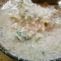 「ちゃーしゅーめん（しょうゆ）背脂4 ￥800 半麺-￥100」@チャッチャ系らーめん もん吉の写真