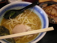 「B定食ラーメンとネギチャー丼1000円」@新ラーメンショップ 堀兼店の写真