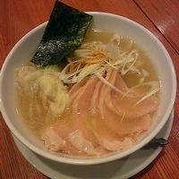 「塩丸鰹味+トリチャーシュー+エビワンタン」@麺や RYOMA 高田馬場店の写真