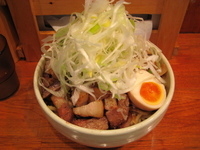 「塩汁なし（大盛）+炙りチャーシュー2枚（刻み）+ネギ」@らーめん 破顔の写真