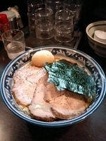 「全部乗せラーメン（1,050円）+刻みチャーシュー丼（350円）」@兎に角 松戸店の写真