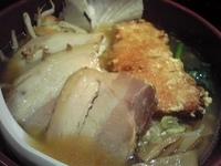 「特撰排骨拉麺+野菜のせ+焼豚のせ+半ライス」@万世麺店 新宿西口店の写真