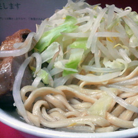 「ラーメン・小￥700 （ヤサイ、ニンニク、セルフで魚粉）」@ラーメン二郎 小岩店の写真