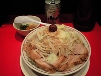 「豚ラーメン+スキヤキ（魚粉入り）+ビール（830円+80円+30」@用心棒の写真