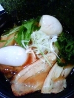 「中華そば（650円）+スペシャルトッピング（230円）」@中華そば らぁ麺三軒屋の写真