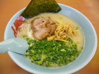 「濃厚プレミアム塩とんこつ+チャーシュー2枚」@ラーメン山岡家 谷田部店の写真