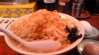 「らーめん（無料トッピング 野菜+玉葱+ニンニク+脂+生卵）+味玉」@らーめん kaeruの写真