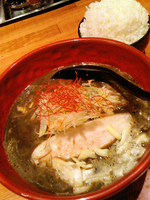 「ブラックカリー麺（880円）+ライス（サービスクーポン）」@黒味噌らーめん 初代けいすけ 品川店の写真