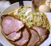 「肉そば 950円 + 味玉（クーポン利用） + サービスライス」@特級煮干そば 凪 西新宿店の写真