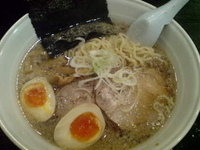 「超やみつきラーメン大盛り（1.5倍）+味付け玉子」@東麺房 中央林間店の写真