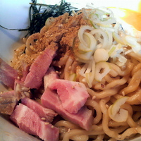 「油そば（200g）中盛り・同一料金￥600 + 温玉￥100」@○心厨房の写真