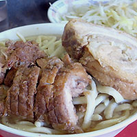 「小豚+巻ちゃぁ（麺まし、ニンニク、ヤサイマシマシより多め）」@蓮爾 登戸店の写真