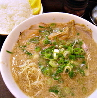 「ラーメン（カタメ） + サービスライス大盛 300円（15周年記」@京都銀閣寺 ますたにラーメン 日本橋本店の写真