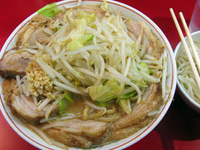 「豚Wラーメン（大）（ヤサイ増しニンニク、辛揚げ別皿）@1080」@千里眼の写真