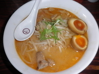 「海老茶色の味噌ラーメン（780円）味玉（クーポン）ランチサービス」@らーめん一会の写真