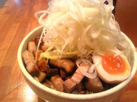 「汁なし+大盛り+炙りチャーシュー（刻み） +ネギ」@らーめん 破顔の写真