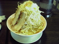 「ふじ麺（中盛り、ニンニク少なめ）+野菜タワー」@景勝軒 前橋総本店の写真