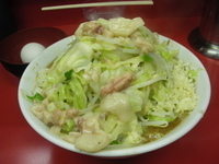 「小豚（ヤサイ、ニンニク、アブラ）+生玉」@ラーメン二郎 桜台駅前店の写真