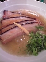 「塩らあめん チャーシュー」@らあめん元の写真