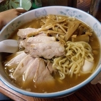「ラーメン（麺特 500g麺カタメ）+小ブタ+メンマ 650円+1」@明心角ふじの写真