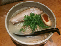 「軍鶏白湯らーめん+半熟味玉（半分）」@麺屋 臥龍の写真