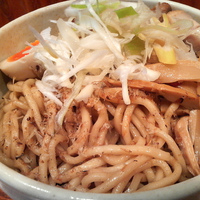 「煮干し汁無し（中・300g）￥650 + 炙りチャーシュー（短冊」@らーめん 破顔の写真