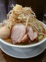 「味玉ラーメン（ヤサイニンニクアブラ）+生卵」@麺屋 神やぐらの写真