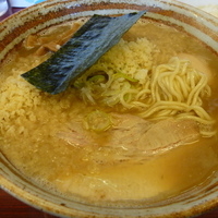 「極豚骨らーめん+大盛+味玉 （+ライス=ランチタイムサービス）」@つけめん 美豚 あきる野店の写真