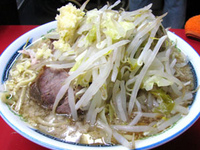 「小ラーメン豚入り（ヤサイニンニク）@600」@ラーメン二郎 目黒店の写真