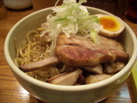 「煮干し汁なし（中）650円+炙りチャーシュー100円」@らーめん 破顔の写真