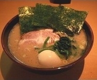 「ラーメン並（めん硬）+味玉子」@紫蔵の写真