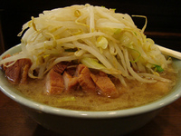 「小豚ダブル ヤサイマシ・ニンニク+味玉」@ラーメン二郎 池袋東口店の写真