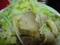 「小豚 ヤサイマシ・ニンニク」@ラーメン二郎 千住大橋駅前店の写真