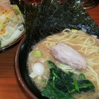 「ラーメン（650円）固め・濃いめ+モヤキャベ（80円）」@町田商店 本店の写真