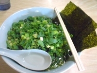 「ネギラーメン（青ネギ・麺固め・スープ濃い目・油多め）+味玉子」@ラーメン 大黒家 生麦本店の写真