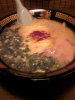 「天然とんこつらーめん（固め・チャーシューあり・青ネギ・他普通）7」@一蘭 渋谷店の写真