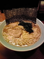 「ラーメン並盛 700円（180g）ライス100円」@横浜家系ラーメン やややの写真