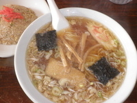 「中華そば（500円）半チャーハン（300円）」@ラーメン&餃子の店 餅萬の写真
