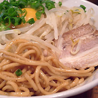 「豚入り汁なし大盛（ニンニクアブラ、生卵）」@基 motoiの写真