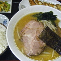 「味噌ラーメン（￥500）セット（半ライス・餃子・お新香￥300）」@榊屋の写真