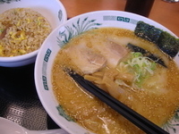 「とんこつラーメン半チャーハンセット640円」@日高屋 亀有北口店の写真
